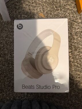 Beats by Dre Beats Studio Pro - Cream/White